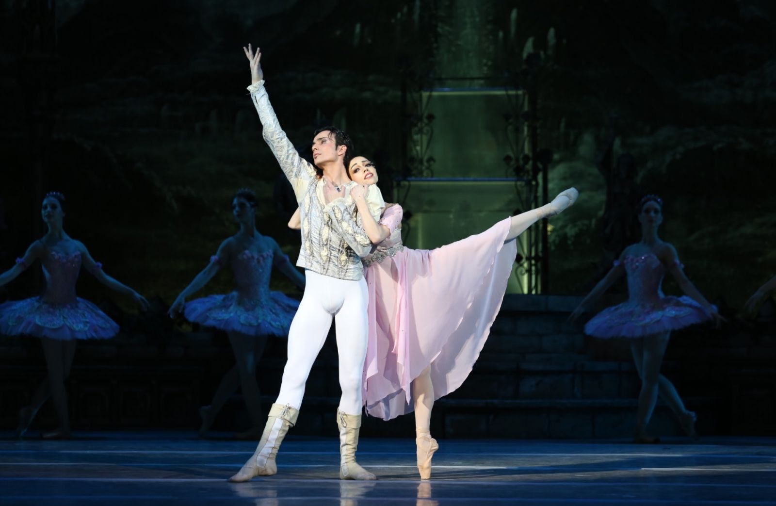 Мировые звезды балета Екатерина Кухар и Александр Стоянов впервые исполнили партии в постановке &quot;Раймонда&quot;